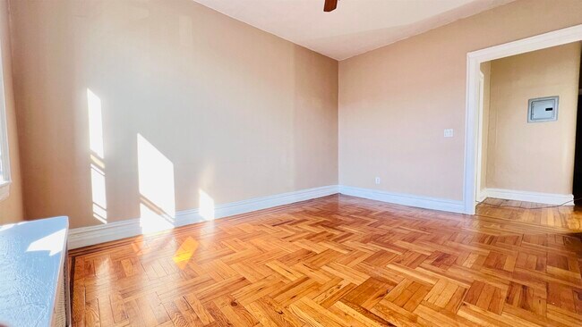 Foto del edificio - 118 Corbin Ave