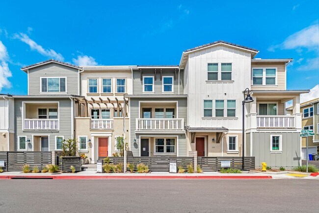 Foto del edificio - Stunning Fully Furnished Tri-Level Townhome 4BD/4BATHS! Central AC/Heat with Solar! 2 Car attache...