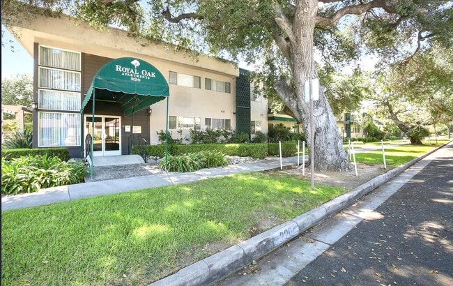 Building Photo - 220 E Live Oak St