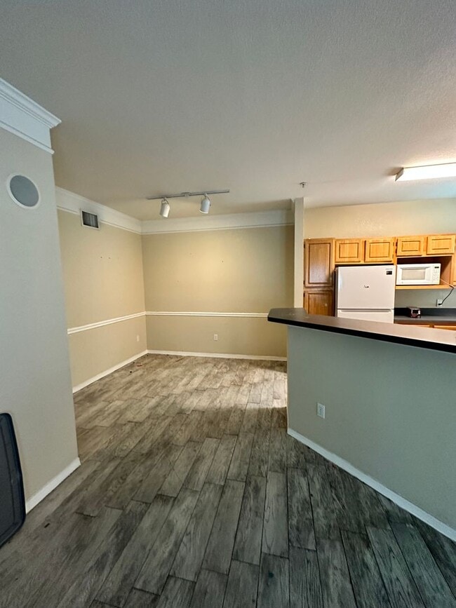 Building Photo - Beautiful 2 Bedroom 2 Bath Condo in the Ha...
