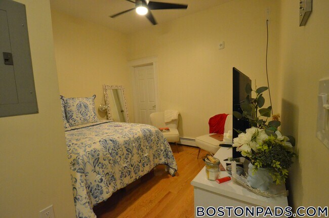 Foto del edificio - 79 Westland Ave
