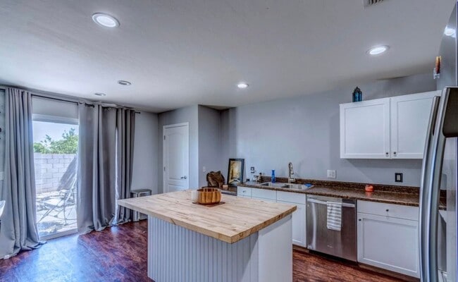 Building Photo - Modern & Move-In Ready 3BR/2BA on Vuelta Las Verdolagas