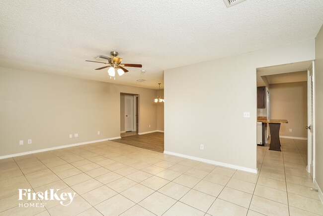 Building Photo - 638 NE Larkspur Ln