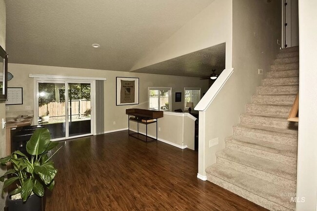 Building Photo - Well kept 4 bed 3 bath home in the beautif...
