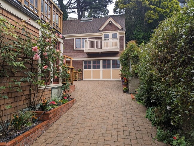 Building Photo - Cole Valley designer special! Meticulously...
