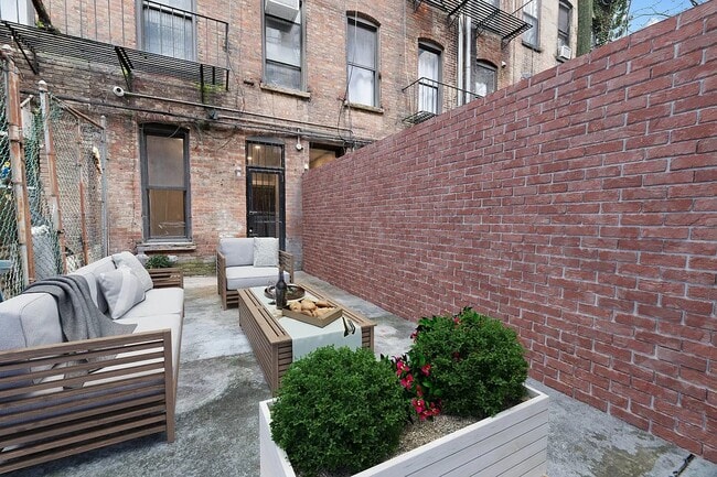 Foto del edificio - 437 W 46th St