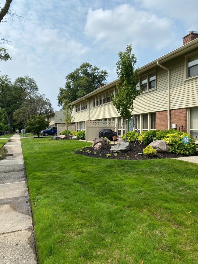 Building Photo - Eton Square Apartments & Townhomes