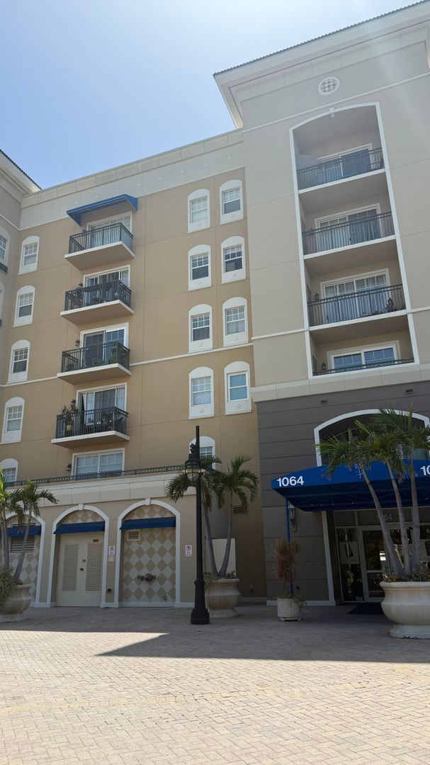 Building Photo - Annual Furnished Rental in Broadway Promen...