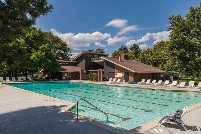 Foto del edificio - Two Bedroom Condo At Aspen Grove In North Boulder - Outdoor Pool & Year Round Hot Tub!