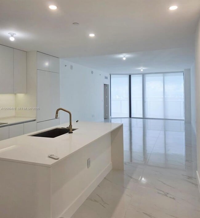 Foto del edificio - 700 NE 24th St