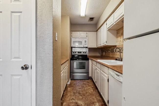 Building Photo - 1608 Pecan Chase Cir
