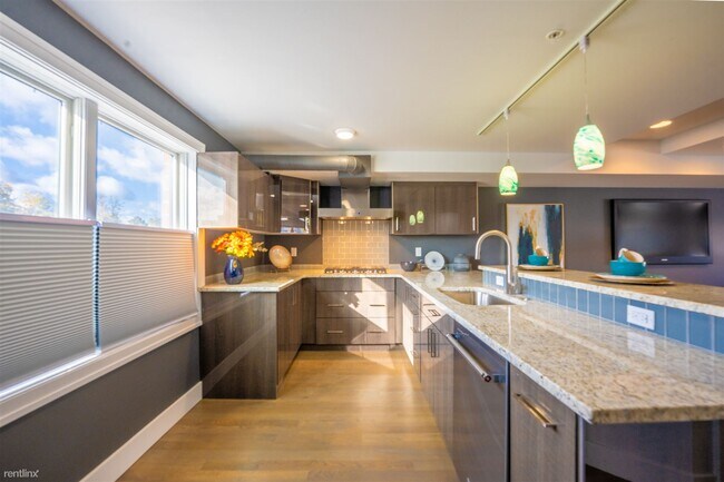 Foto del edificio - 2 br, 2.5 bath House - 622 W 11 Mile Rd