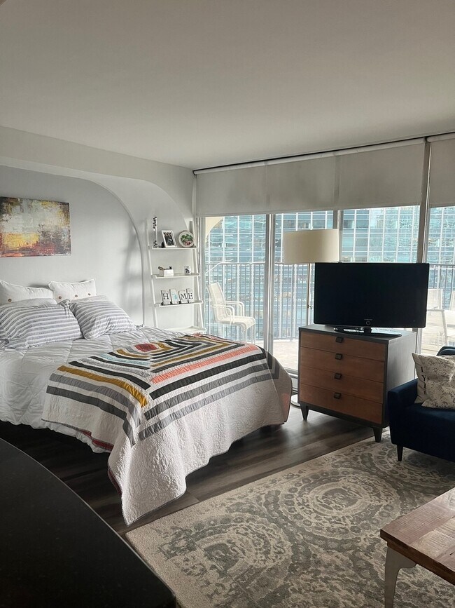 Foto del edificio - 300 N State St