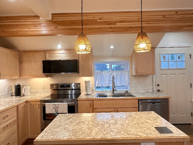 Building Photo - 533 1/2 E 5th St