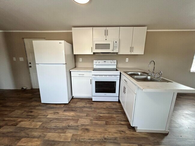 Foto del edificio - 1370 Suzanne Cir