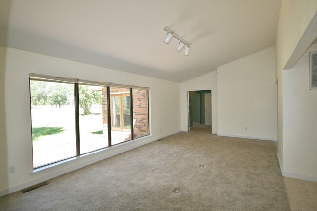 Foto del edificio - Big and Spacious Four Bedroom Home on the ...