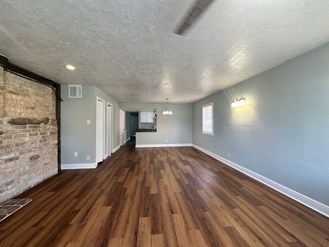Building Photo - Spacious Townhouse Available NOW!