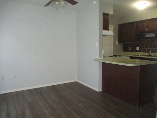 Building Photo - 3 Bed 2 Bath Ranch w/attached garage