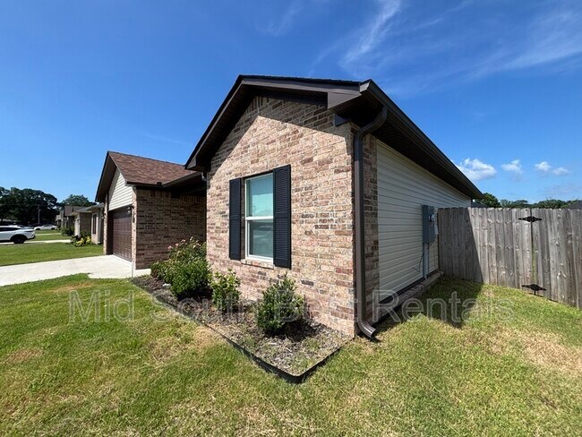 Building Photo - 207 Magnolia Ct