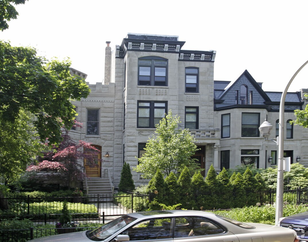 Building Photo - 2528 N Burling St