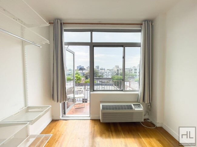 Building Photo - Sunlit Bushwick 2-Bed Plus a 3rd Room / Pr...