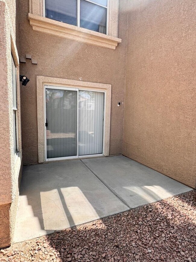 Foto del edificio - Charming 2BR Townhome in Las Vegas