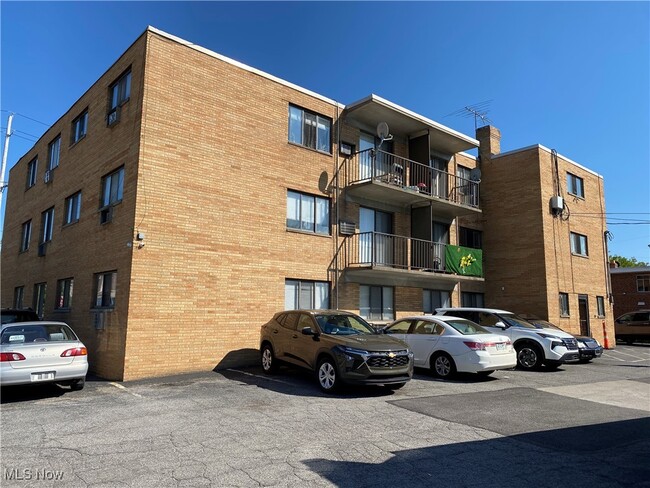 Building Photo - 17901 Lakeshore Blvd
