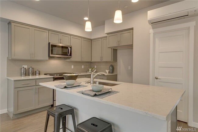 Building Photo - LIKE NEW RENTAL ~ The Forest on Filbert!