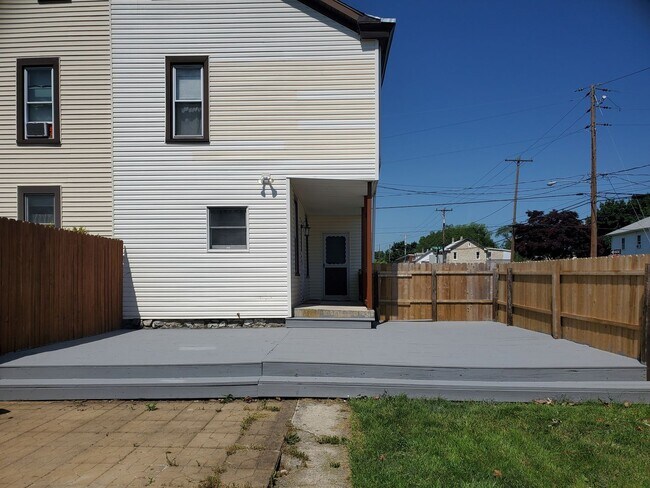 Foto del edificio - Pet friendly duplex w brand new kitchen & first floor LVP, basement, fenced yard, deck, near comm...