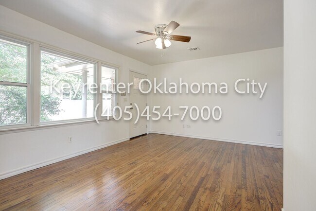 Foto del edificio - 1520 Rowena Ln