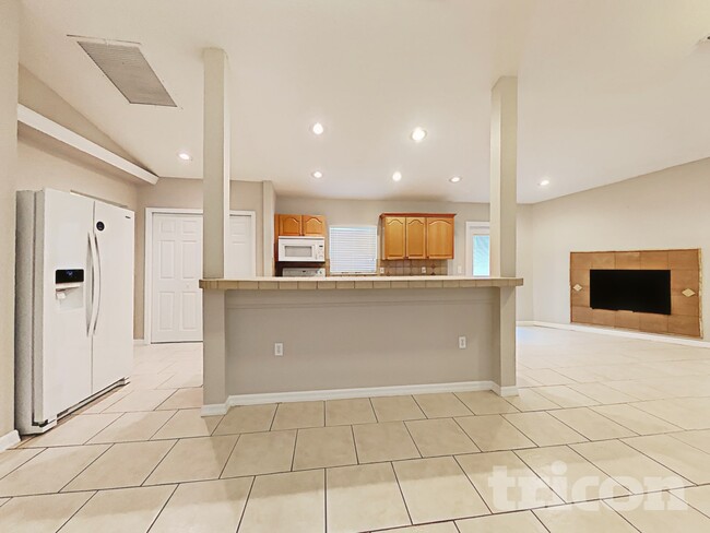 Foto del edificio - 13210 Maple St