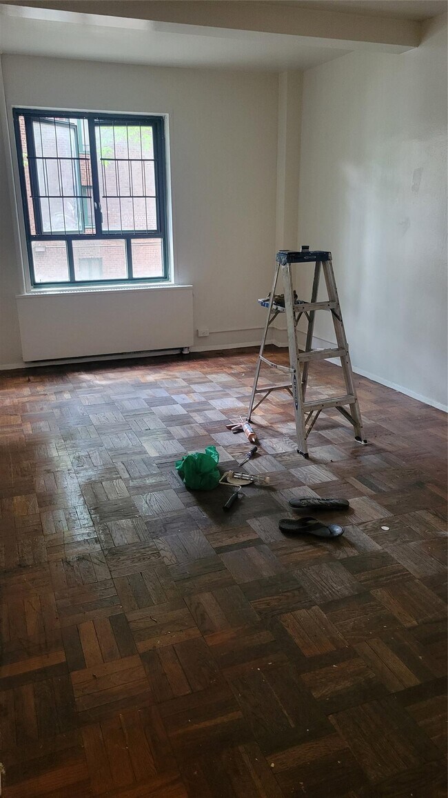 Foto del edificio - 1604 Metropolitan Ave