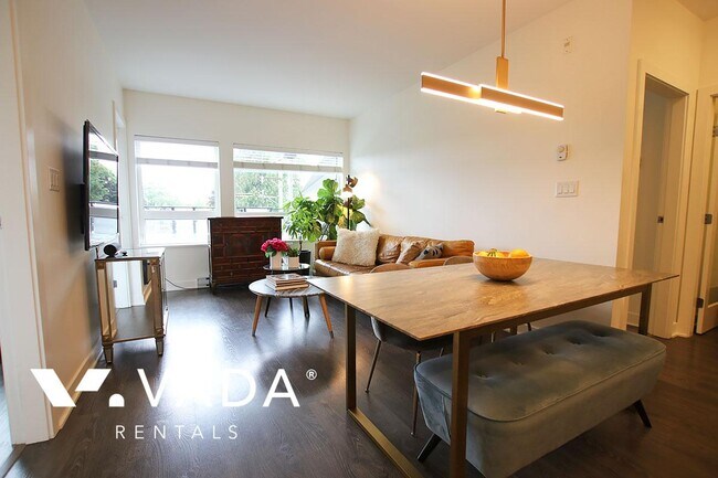 Photo du bâtiment - Kits West Furnished 2 Bed Apartment Rental...