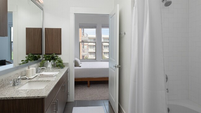 Apartamento Baño con bañera grande, lavabo doble y suelo de baldosas. - Griffis Oak Lawn