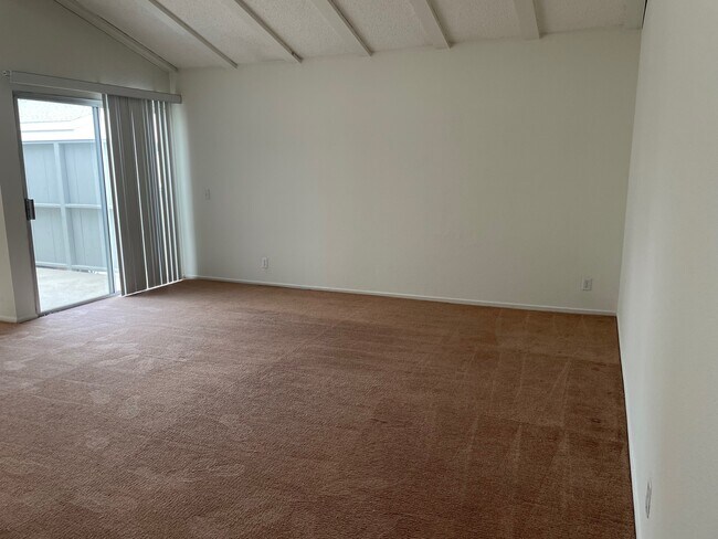 Building Photo - 2800 W Segerstrom Ave