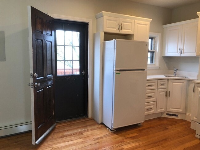 Building Photo - 176 W Sixth St