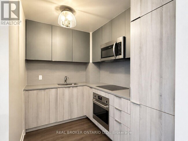 Building Photo - 223 St Clair Ave W