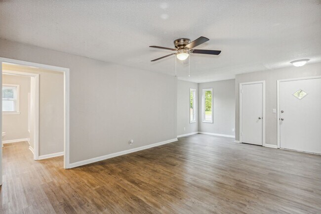 Foto del edificio - Spacious 4 bedroom home with 2 car garage