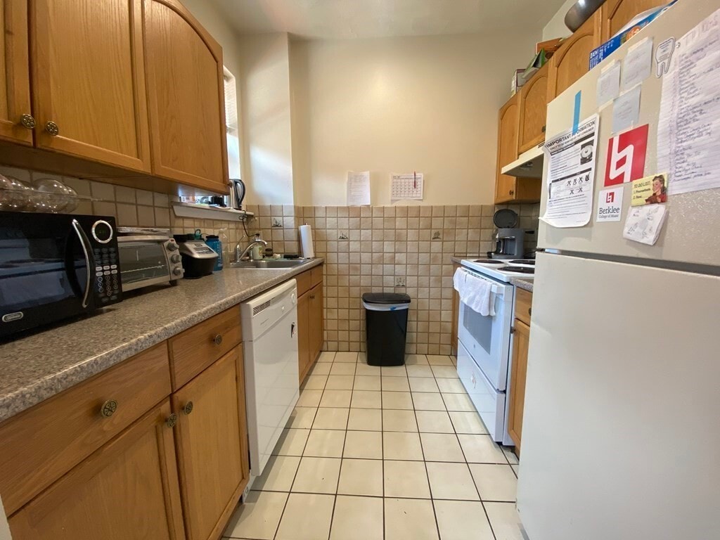 Primary Photo - 52 Gainsborough St
