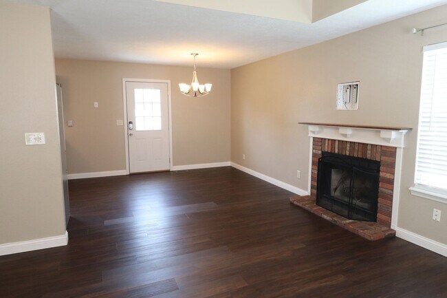 Foto del edificio - 4 bedroom..3 bath split level home for ren...