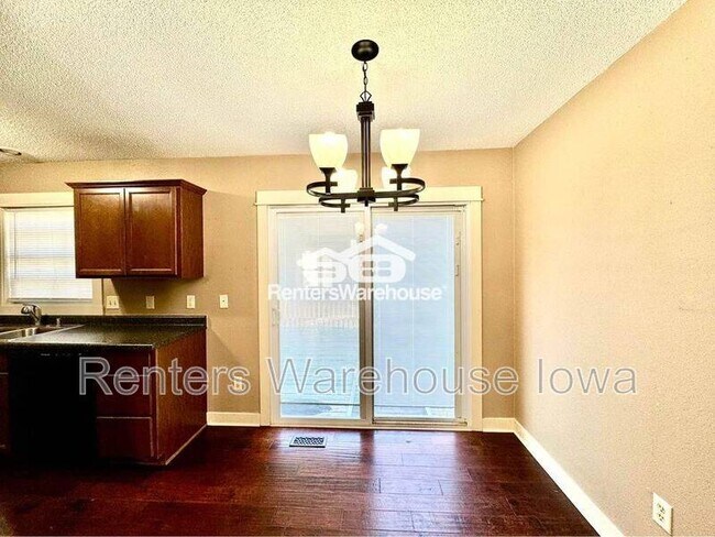 Building Photo - 213 NW Chapel Dr