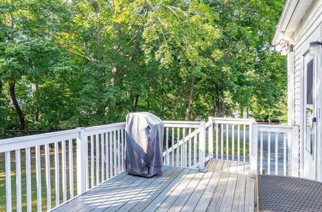 Building Photo - 1104 Pleasant St