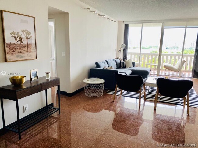 Foto del edificio - 3000 Island Blvd