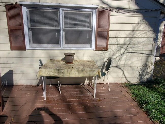 Building Photo - 2111 Fairhaven Cir NE