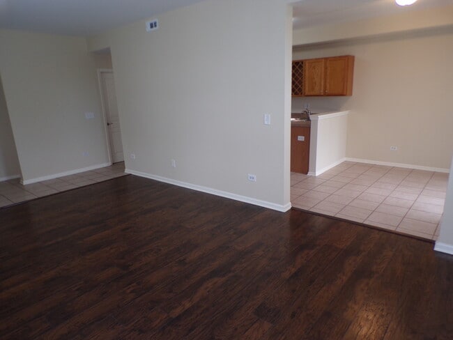 Building Photo - 120 W Buckingham Dr