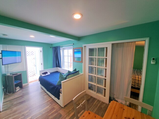 Welcome to your new home! - 4926 Santa Monica Ave