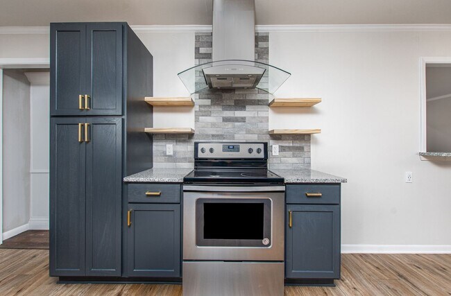 Foto del edificio - Renovated 3 Bed / 2 Bath Brick Home with 2-Car Garage & Fenced Yard in North Temple