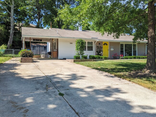 Three car driveway with carport - 4432 Roundhill Rd