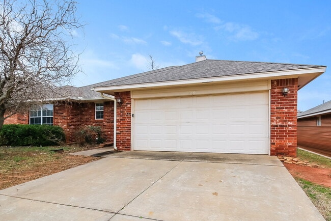Building Photo - 716 Cavecreek St