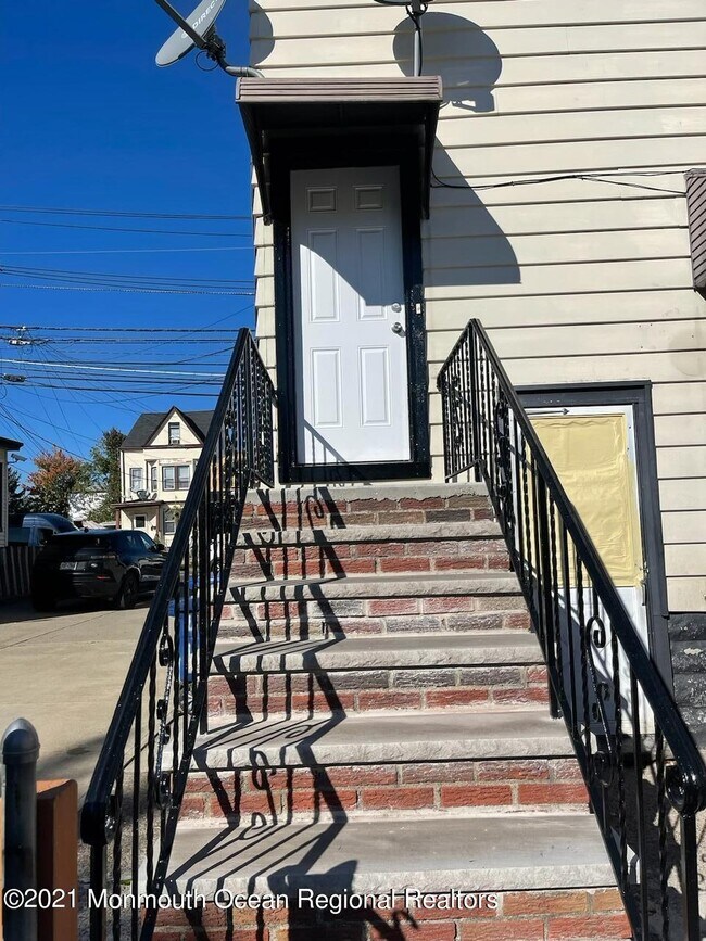 Building Photo - 477 Crooks Ave